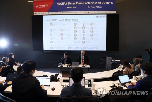 코로나19 관련 기자회견 하는 암참(서울=연합뉴스) 이지은 기자 = 주한미국상공회의소(암참)의 제임스 김 회장(왼쪽)과 제프리 존스 이사회 의장이 5일 오후 서울 영등포구 IFC에서 신종 코로나바이러스 감염증 상황과 관련해 기자회견을 하고 있다. 2020.3.5