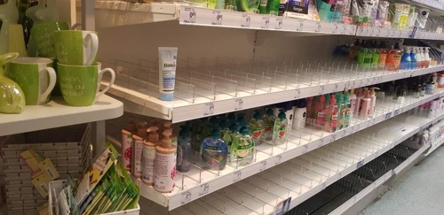 4일 액체 비누 진열대도 상당히 빈 베를린의 한 마트 [베를린=연합뉴스]