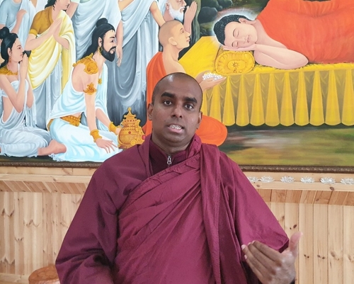 (아산=연합뉴스) 이희용 기자 = 스리랑카 출신 담마끼띠 스님이 충남 아산 마하위하라사원에서 연합뉴스 인터뷰에 응하고 있다. 뒤로 석가모니 열반 장면을 담은 벽화가 보인다.