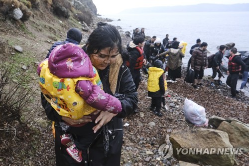 터키 국경 개방 조치에 배를 타고 그리스에 도착한 이주민[AP=연합뉴스 자료사진]