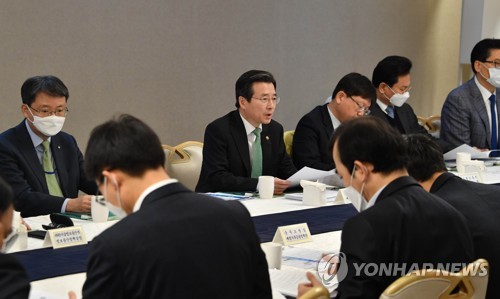 김용범 차관, 혁신성장 전략점검회의 및 정책점검회의 참석(서울=연합뉴스) 김용범 기획재정부 차관이 6일 서울 광화문 정부서울청사에서 열린 '제3차 혁신성장 전략점검회의 및 정책점검회의'에서 발언을 하고 있다. 
    [기획재정부 제공. 재판매 및 DB 금지] photo@yna.co.kr