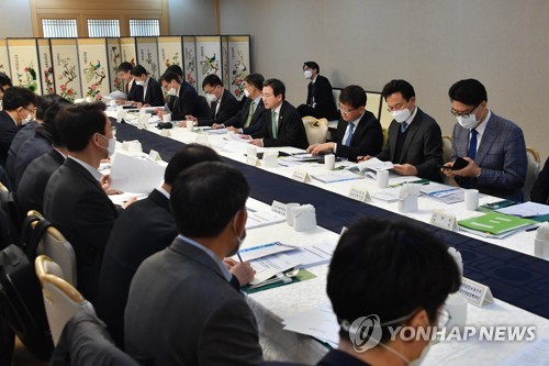 김용범 차관, 혁신성장 전략점검회의 및 정책점검회의 참석(서울=연합뉴스) 김용범 기획재정부 차관이 6일 서울 광화문 정부서울청사에서 열린 '제3차 혁신성장 전략점검회의 및 정책점검회의'에서 발언을 하고 있다.
    [기획재정부 제공. 재판매 및 DB 금지] photo@yna.co.kr