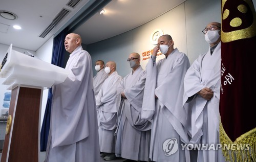 코로나19 극복, 불교계 함께(서울=연합뉴스) 홍해인 기자 = 대한불교조계종 총무부장 금곡스님이 6일 오전 서울 종로구 견지동 한국불교역사문화기념관에서 신종 코로나 바이러스 감염증(코로나19) 관련 담화문을 발표하고 있다. 2020.3.6 hihong@yna.co.kr