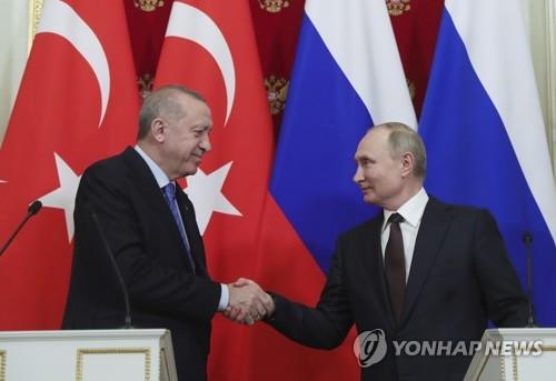 악수하는 푸틴(우) 러시아 대통령과 에르도안 터키 대통령 [AP=연합뉴스]