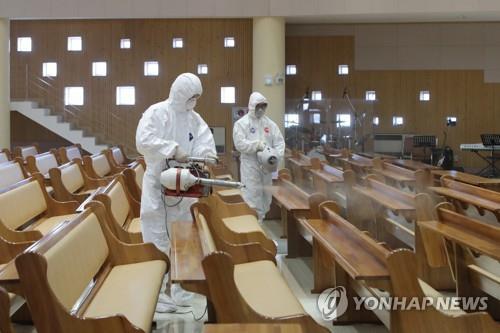 교회 방역[연합뉴스 자료사진]