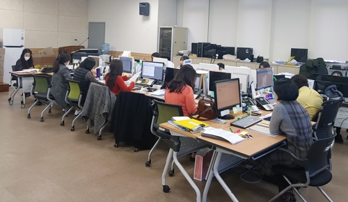 분주한 광주 남구 비상대책상황팀(광주=연합뉴스) 천정인 기자 = 6일 오후 광주 남구청 비상대책상황팀이 분주하게 업무를 하고 있다. 2020.3.8