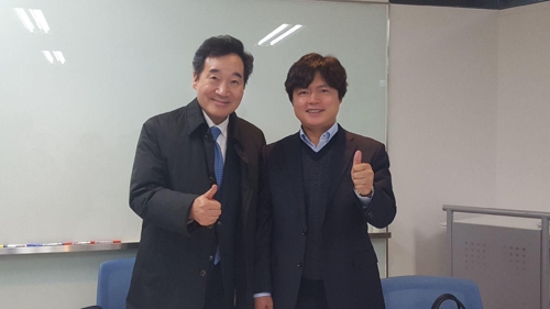 더불어민주당 이낙연 공동상임선대위원장(왼쪽)이 지난 2월 김현정 예비후보와 노동 현안을 논의하고 기념촬영한 모습 [이낙연 위원장 측 제공]