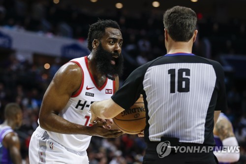 항의하는 하든 휴스턴의 제임스 하든(왼쪽)이 8일(한국시간) 샬럿과의 경기에서 심판에 항의하고 있다. [AP=연합뉴스]