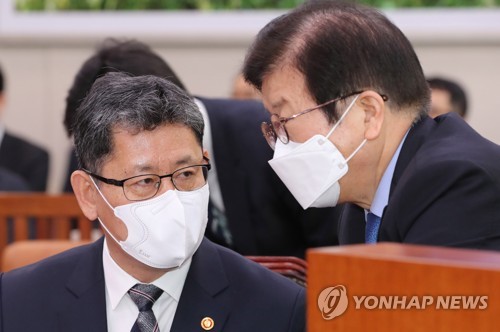 이야기하는 김연철과 박병석(서울=연합뉴스) 하사헌 기자 = 김연철 통일부 장관이 4일 오후 서울 여의도 국회에서 열린 외교통일위원회 전체회의에서 더불어민주당 박병석 의원과 이야기하고 있다. 2020.3.4 toadboy@yna.co.kr