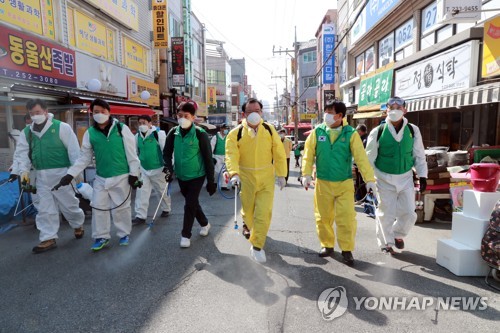 전통시장서 방역 소독 봉사 중(울산=연합뉴스) 6일  울산 동구 동울산전통시장에서 새마을회 회원들이 방역 소독 자원봉사를 하고 있다.2020.3.6 [울산시 제공.재판매 및 DB 금지] young@yna.co.kr