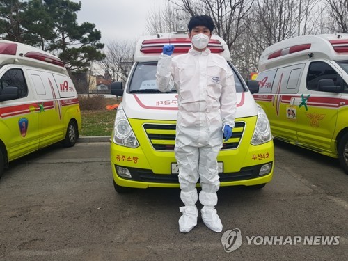 대구 파견 자원한 곽민우 구급대원(광주=연합뉴스) 7일 오후 광주 북부소방서 우산119안전센터 곽민우 구급대원이 대구 현장에서 확진자 이송 업무를 시작하기 전 화이팅을 외치고 있다. 2020.3.8 [곽민우 구급대원 제공. 재판매 및 DB 금지] iny@yna.co.kr