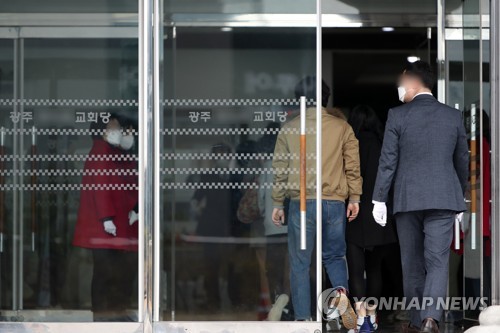 일부 교회 '오늘도 예배'[연합뉴스 자료 사진]