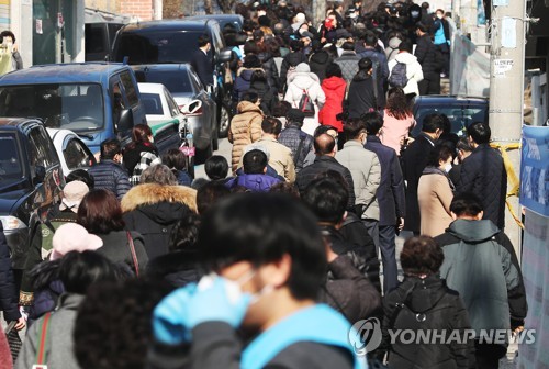 범투본, 주일연합예배 강행(서울=연합뉴스) 신준희 기자 = 8일 오전 성북구 사랑제일교회에서 열리는 문재인하야범국민투쟁본부(범투본) 주일연합예배에 범투본 관계자들과 신도들이 들어가고 있다. 
    사랑제일교회는 경찰에 구속된 범투본 총괄대표 전광훈 한국기독교총연합회 대표회장 목사가 담임목사로 있는 곳이다. 2020.3.8 hama@yna.co.kr