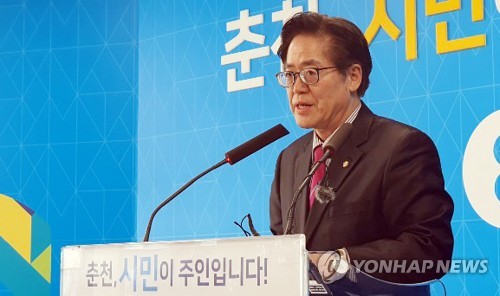 변지량 전 춘천경실련 사무국장 기자회견(춘천=연합뉴스) 이상학 기자 = 8일 오후 강원 춘천시청 브리핑룸에서 미래통합당에 입당 신청을 한 변지량 전 춘천경실련 사무국장이 춘천선거구 획정과 관련해 기자회견을 하고 있다. 2020.3.8 hak@yna.co.kr