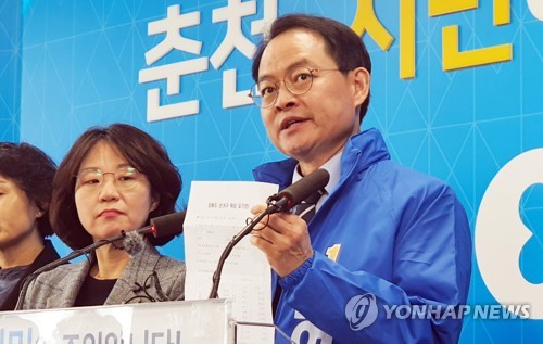 허영 예비후보, 춘천선거구 관련 기자회견(춘천=연합뉴스) 이상학 기자 = 8일 오후 강원 춘천시청 브리핑룸에서 허영 더불어민주당 예비후보가 춘천선거구 획정과 관련해 기자회견을 하고 있다. 2020.3.8 hak@yna.co.kr