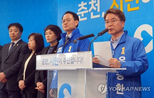 육동한 예비후보, 춘천선거구 관련 기자회견(춘천=연합뉴스) 이상학 기자 = 8일 오후 강원 춘천시청 브리핑룸에서 육동한 더불어민주당 예비후보가 춘천선거구 획정과 관련해 기자회견을 하고 있다. 2020.3.8 hak@yna.co.kr