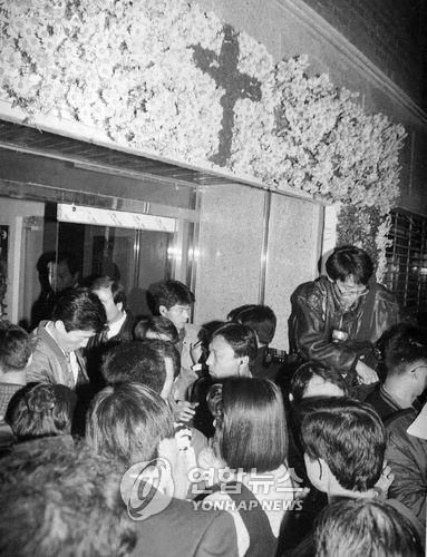 종말론 휴거 주장 다미선교회종말과 함께 휴거가 이뤄진다고 예고된 1992년 10월 28일 밤 서울 마포구 연남동 다미선교회 앞에 신도, 경찰, 보도진 등이 몰려 들어 북새통을 이루고 있다. [연합뉴스 자료사진]