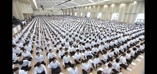 신천지 '새언약 이행시험'2017년 신천지의 한 교회에서 신도들이 '새 언약 이행시험'을 치르고 있다. [신천지 유튜브 화면 캡처]