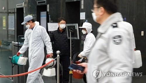 서울시청 들어가는 방역 관계자들[연합뉴스 자료 사진]