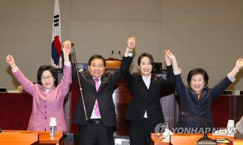 바른미래당을 탈당해 미래통합당에 합류한 신용현(오른쪽 부터), 김수민, 김삼화 의원이 3월 2일 국회에서 열린 미래통합당 의원총회에서 심재철 원내대표와 함께 인사하고 있다. [연합뉴스 자료사진]