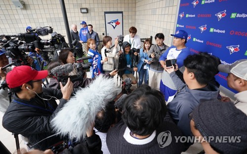류현진 선발 등판 쏠린 관심미국프로야구 토론토의 류현진이 2월 27일(현지시간) 미국 플로리다주 더니든 TD 볼파크에서 열린 미네소타와의 시범경기에서 선발 등판 후 국내 언론사 및 매체 등과 인터뷰를 하고 있다. [연합뉴스 자료사진]