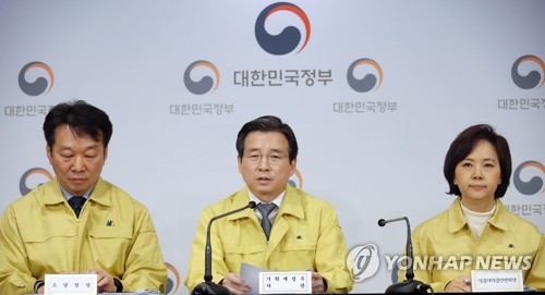 김용범 차관, '마스크 수급 안정화 대책은'(서울=연합뉴스) 김승두 기자 = 김용범 기획재정부 1차관이 9일 오전 정부서울청사에서 관계부처와 합동으로 마스크 수급 안정화 대책의 본격적인 시행과 관련해 발표하고 있다.
왼쪽부터 정무경 조달청장, 김 차관, 이의경 식품의약품안전처장. kimsdoo@yna.co.kr