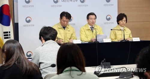 마스크 수급 안정화 대책 발표하는 김용범 차관(서울=연합뉴스) 김승두 기자 = 김용범 기획재정부 1차관이 9일 오전 정부서울청사에서 관계부처와 합동으로 마스크 수급 안정화 대책의 본격적인 시행과 관련해 발표하고 있다.
왼쪽부터 정무경 조달청장, 김 차관, 이의경 식품의약품안전처장. kimsdoo@yna.co.kr