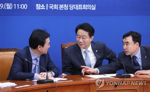 대화하는 안규백-조정식-윤관석(서울=연합뉴스) 안정원 기자 = 안규백 국회 국방위원회 위원장(왼쪽부터), 더불어민주당 조정식 정책위의장, 윤관석 정책위 수석부의장이 9일 오전 서울 여의도 국회에서 대화하고 있다. 2020.3.9 jeong@yna.co.kr