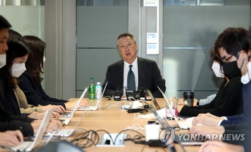 기자 간담회 하는 박용만 대한상공회의소 회장(서울=연합뉴스) 정하종 기자 = 박용만 대한상공회의소 회장이 9일 오후 서울 중구 대한상의 기자실에서 추경예산 확대를 요청하는 기자 간담회를 하고 있다. chc@yna.co.kr