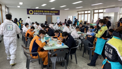 원불교, 대구지역 소방관 밥차지원(서울=연합뉴스) 원불교봉공회는 15일까지 대구 두류 정수사업소에서 소방공무원 300여명을 대상으로 밥차 지원 활동을 편다. 2020.3.10 [원불교 제공] (끝)