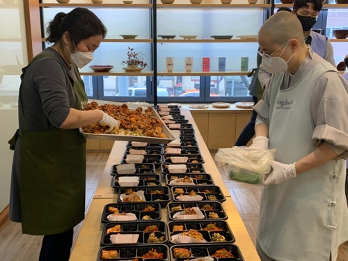 "사찰음식 도시락 먹고 힘내세요"(서울=연합뉴스)) 한국불교문화사업단은 10일부터 28일까지 서울 종로구 한국사찰음식문화체험관에서 사찰음식 도시락을 만들어 서울지역 코로나 19 선별진료소에 제공한다고 밝혔다. 사찰음식 전문가 스님과 불자들이 사찰음식 도시락을 만들고 있다. 2020.3.10 [문화사업단 제공]
(끝)