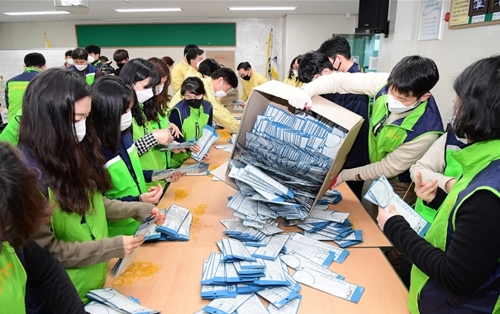 임신부에게 마스크 지급[부산 동래구 제공. 재판매 및 DB 금지]