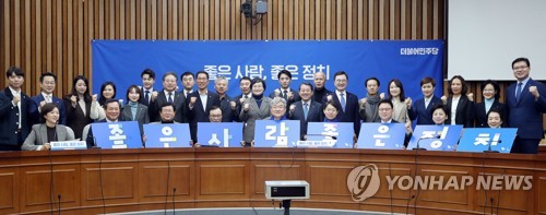 한자리에 모인 더불어민주당 영입인재더불어민주당 이해찬 대표가 지난 2월 11일 오전 서울 여의도 국회에서 19.20호 영입인재 환영식을 마친 뒤 영입인재 1호인 최혜영교수부터 20호인 최기상 전 서울북부지방법원 판사까지인재들과 기념촬영을 하고 있다. [연합뉴스 자료사진]