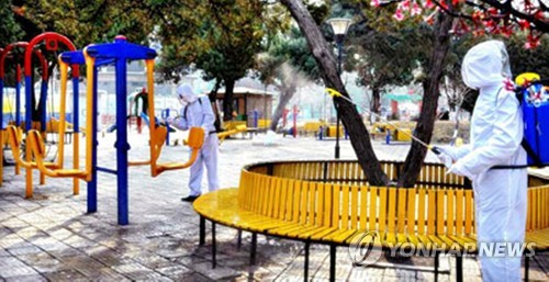 놀이터 소독하는 북한 방역요원들(서울=연합뉴스)  북한 노동당 기관지 노동신문이 9일 공개한 사진으로, 평양 중구역 위생방역소에서 나온 방역요원들이 신종 코로나바이러스 감염증(코로나19) 방역을 위해 놀이터를 소독하고 있다. 2020.3.9 [노동신문 홈페이지 캡쳐 재판매 및 DB금지] nkphoto@yna.co.kr