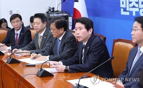 발언하는 민주당 이인영 원내대표(서울=연합뉴스) 안정원 기자 = 더불어민주당 이인영 원내대표(오른쪽 두 번째)가 10일 오전 서울 여의도 국회에서 열린 원내대책회의-상임간사단 회의에서 발언하고 있다. jeong@yna.co.kr