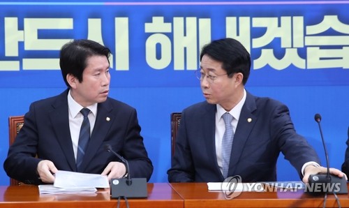 대화하는 민주당 이인영-조정식(서울=연합뉴스) 안정원 기자 = 더불어민주당 이인영 원내대표(왼쪽)와 조정식 정책위의장이 10일 오전 서울 여의도 국회에서 열린 원내대책회의-상임간사단 회의에서 대화하고 있다. jeong@yna.co.kr
