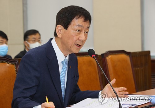 추경안 답변하는 진영 행안부 장관(서울=연합뉴스) 진성철 기자 = 진영 행정안전부 장관이 10일 국회 행정안전위원회 전체회의에서 추경안에 관한 질의에 답변하고 있다.  2020.3.10 zjin@yna.co.kr