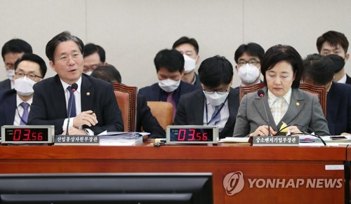 발언하는 성윤모 장관(서울=연합뉴스) 안정원 기자 =  성윤모 산업자원통상부 장관이 10일 오전 서울 여의도 국회에서 열린 산업통상자원중소벤처기업위원회 전체 회의에 참석, 발언하고 있다. 2020.3.10 jeong@yna.co.kr