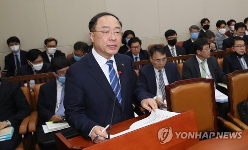 제안설명하는 홍남기 부총리(서울=연합뉴스) 김인철 기자 = 홍남기 경제부총리 겸 기획재정부 장관이 10일 오후 국회에서 열린 기획재정위원회 전체회의에서 제안설명을 하고 있다. yatoya@yna.co.kr