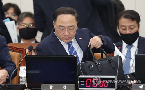 국회 기재위 전체회의 참석하는 홍남기(서울=연합뉴스) 김인철 기자 = 홍남기 경제부총리 겸 기획재정부 장관이 10일 오후 국회에서 열린 기획재정위원회 전체회의에 참석하고 있다. 2020.3.10 yatoya@yna.co.kr