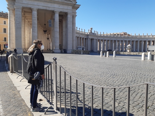 (바티칸시티=연합뉴스) 전성훈 특파원 = 마스크를 쓴 채 교황청을 하염없이 바라보는 한 관광객. 2020. 3. 11