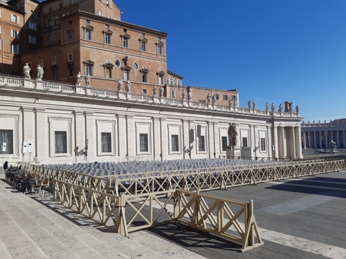 (바티칸시티=연합뉴스) 전성훈 특파원 = 프란치스코 교황이 주례하는 수요 일반 알현을 위해 비치된 의자들. 2020. 3. 11.