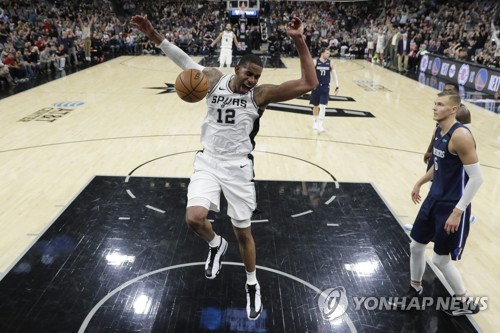댈러스와 경기에 복귀한 샌안토니오의 앨드리지.[AP=연합뉴스]