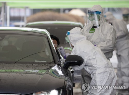 드라이브 스루(서울=연합뉴스) 윤동진 기자 = 지난 10일 오후 서울 송파구 잠실종합운동장에 설치된 신종 코로나바이러스(코로나19) 드라이브 스루 선별진료소에서 의료진이 검체 채취를 하고 있다. mon@yna.co.kr