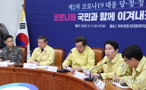 당정청 "코로나 추경 증액 또는 지원사업 신설 이뤄질 것"(서울=연합뉴스) 안정원 기자 = 더불어민주당 이인영 원내대표가 11일 서울 여의도 국회에서 열린 제2차 코로나19 대응 당정청 회의에서 발언하고 있다. 왼쪽부터 석웅 국군의무사령관, 정경두 국방장관, 이낙연 국난극복위원장, 이인영, 김상조 청와대 정책실장. jeong@yna.co.kr