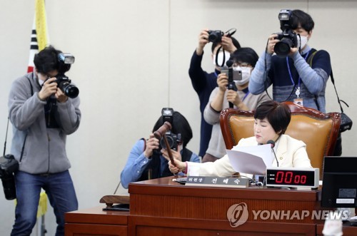 추경안 의결하는 전혜숙 행안위원장(서울=연합뉴스) 안정원 기자 = 전혜숙 행정안전위원회 위원장이 11일 오후 서울 여의도 국회에서 열린 행안위 전체회의에서 추경안을 통과시키고 있다. jeong@yna.co.kr