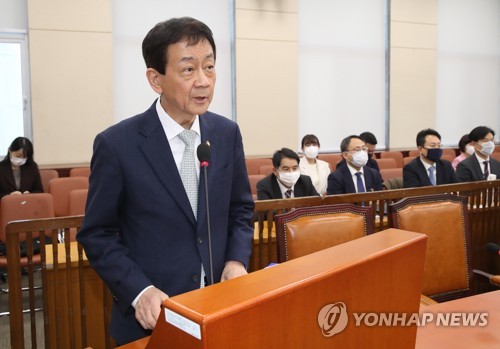 인사말 하는 진영 행안부 장관(서울=연합뉴스) 안정원 기자 = 진영 행정안전부 장관이 11일 오후 서울 여의도 국회에서 열린 행정안전위원회 전체회의에서 추경안이 통과된 뒤 인사말을 하고 있다. jeong@yna.co.kr