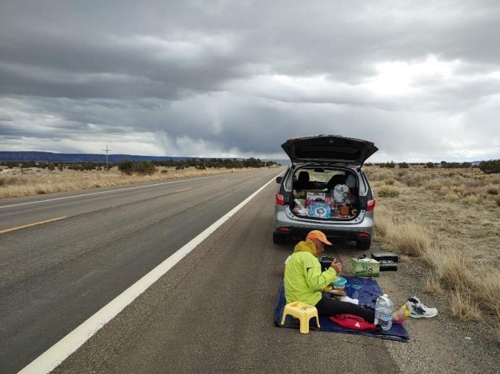 달리다 길가에서 식사하는 진장환 씨[진장환 사이트 캡처]