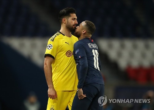 네이마르(오른쪽)와 신경전을 펼치는 엠레 잔(AFP=연합뉴스)