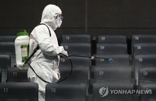 영화관 방역[연합뉴스 자료사진]